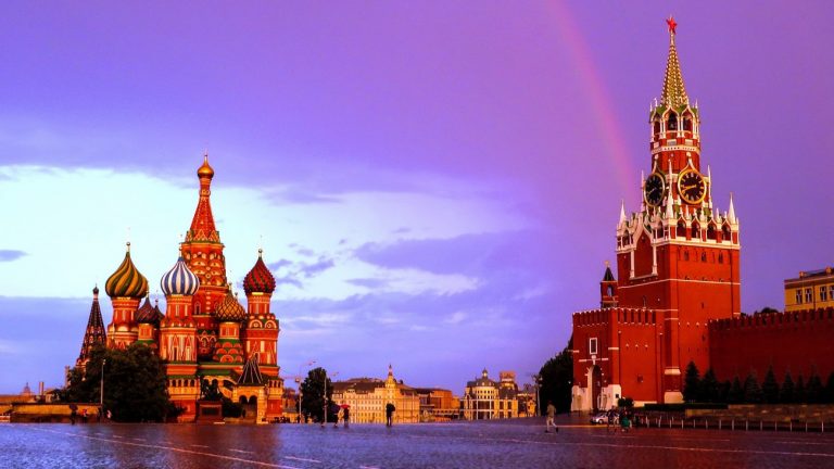 La Place Rouge à Moscou, surplombée d'un arc-en-ciel