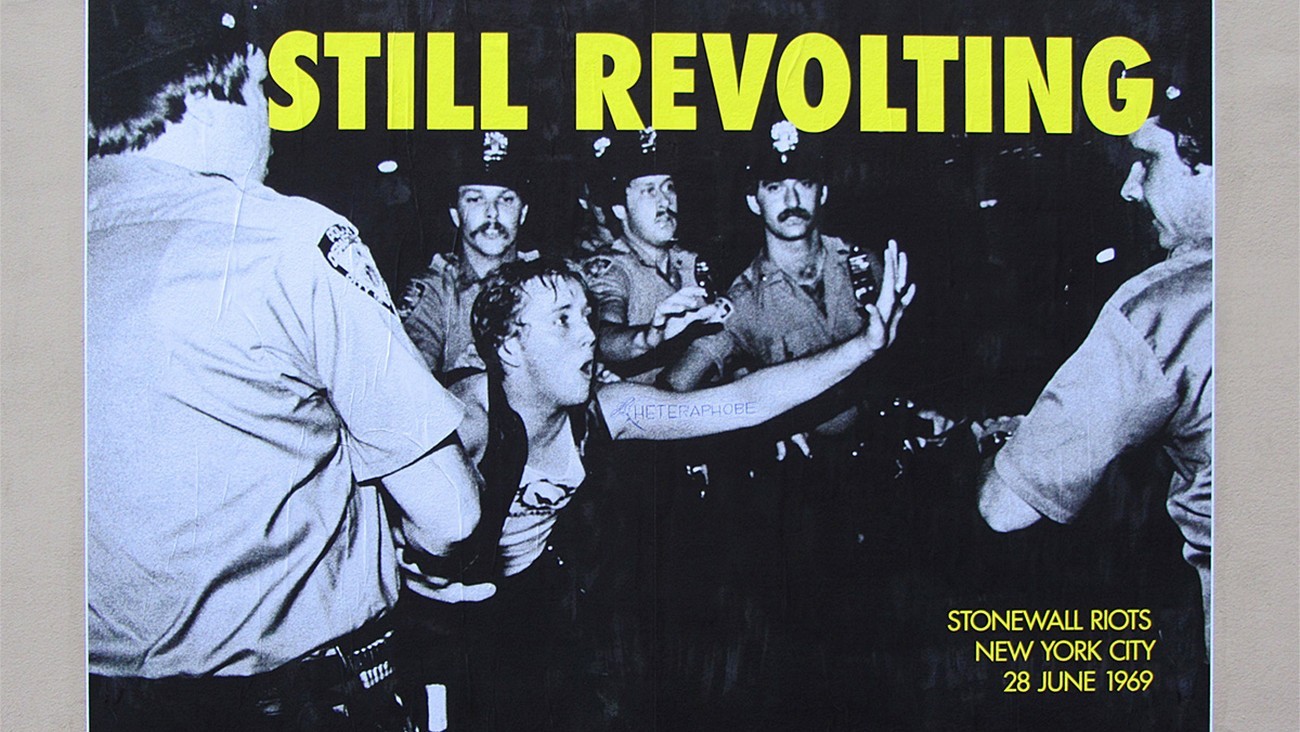 affiche commémorant les émeutes de Stonewall, fondatrices des droits LGBTQI, en 1969