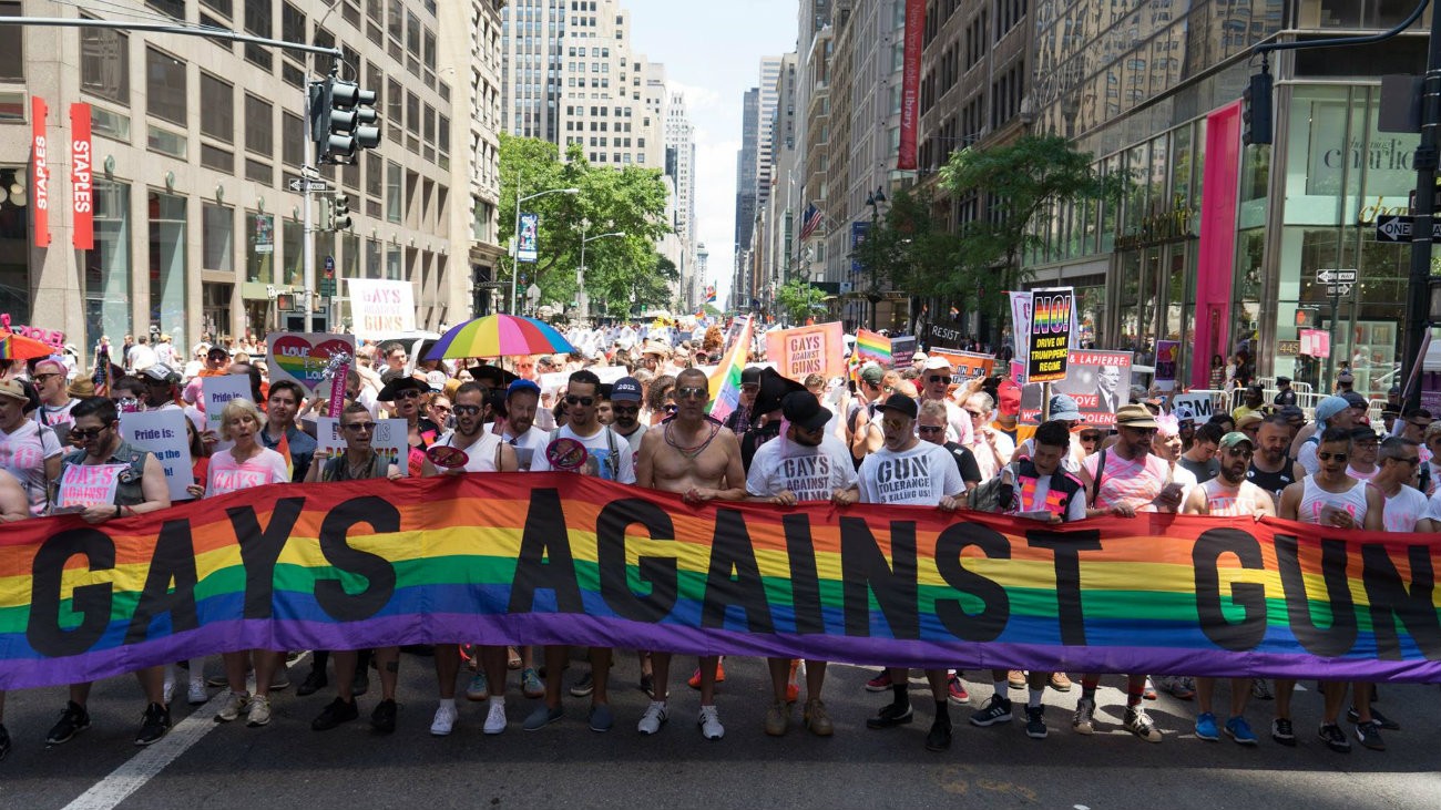 Deux Ans Après Lattaque Du Pulse Gays Against Guns Dégaine Paillettes 