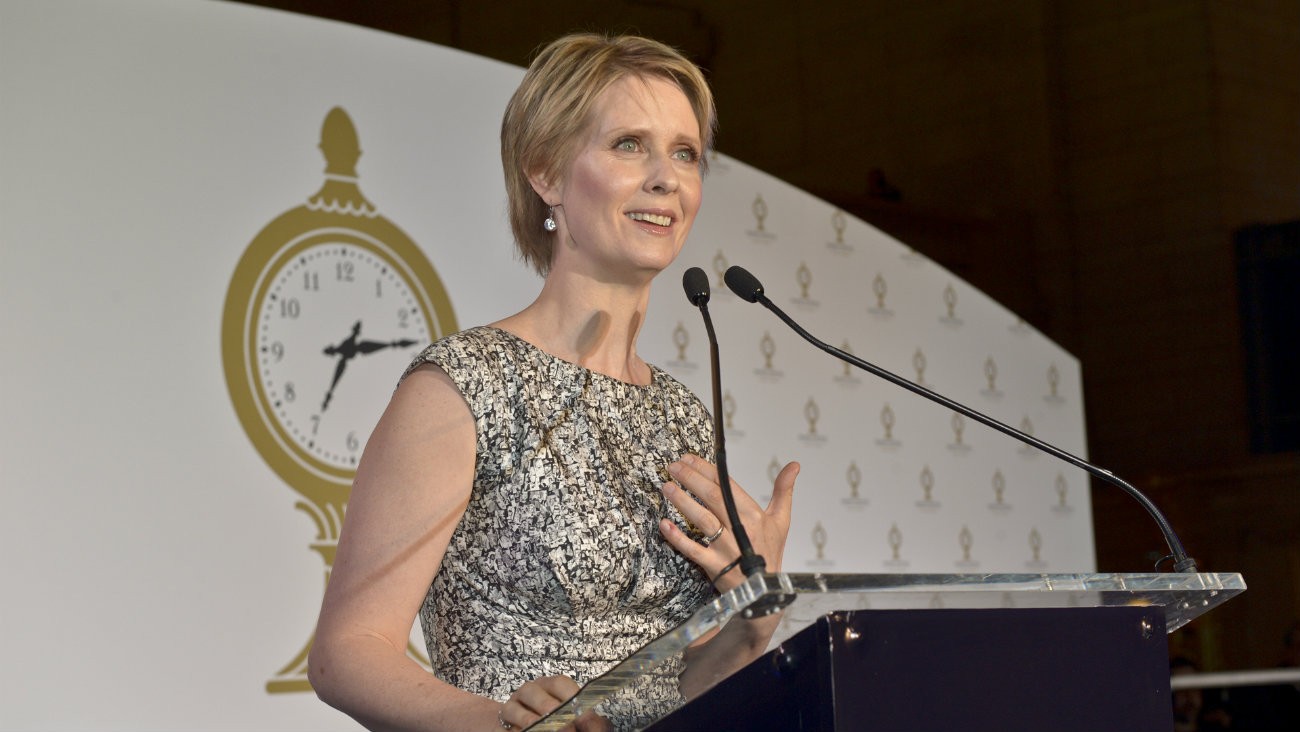 Cynthia Nixon tient le micro