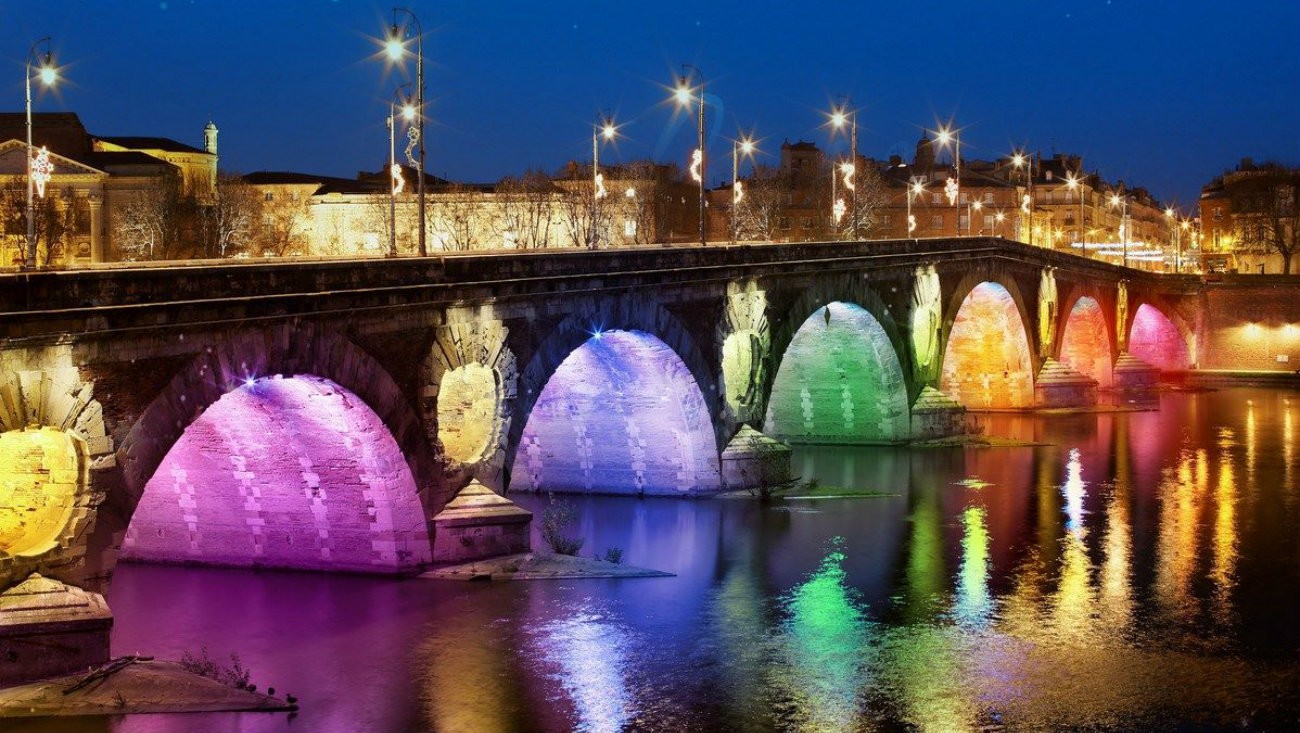 Le pont neuf aux couleurs de l'arc-en-ciel - Pride Toulouse