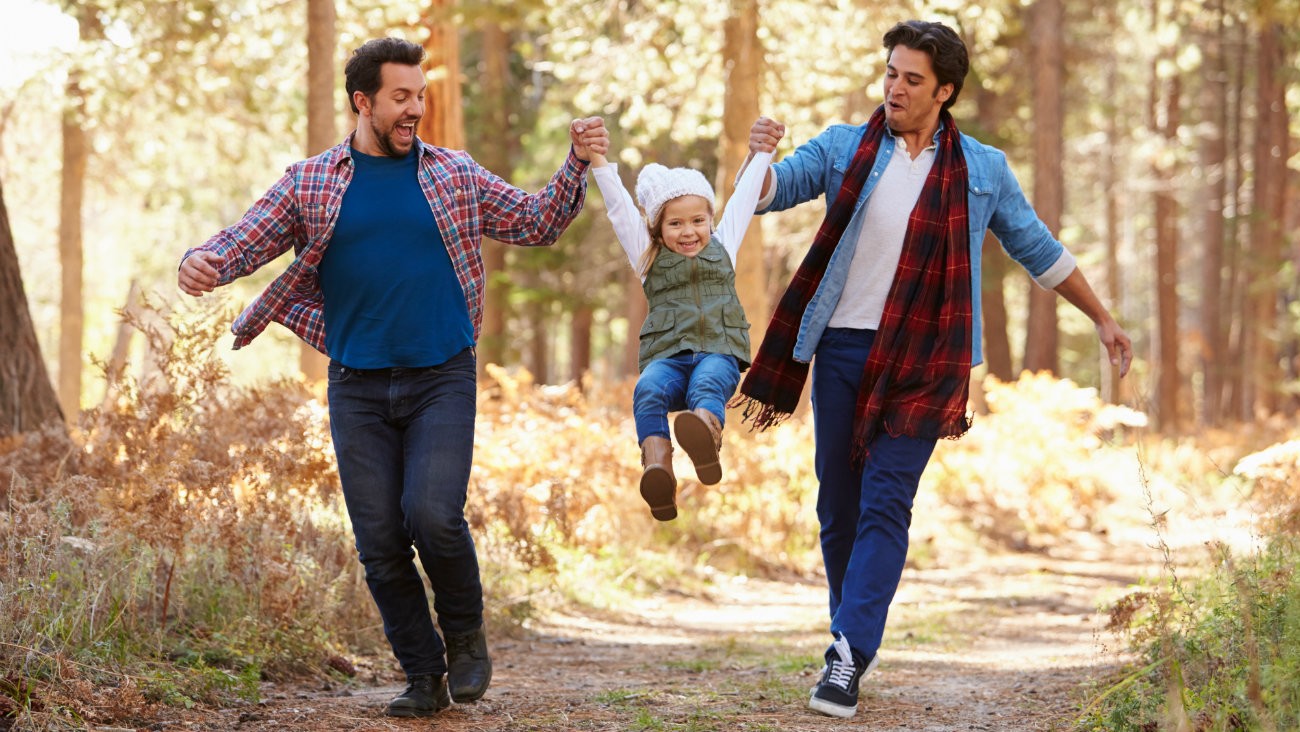 Couple de deux hommes avec leur fille