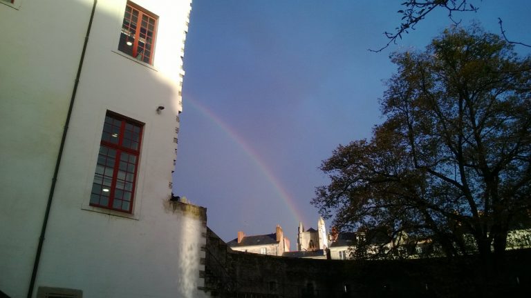 Un arc-en-ciel sur Nantes