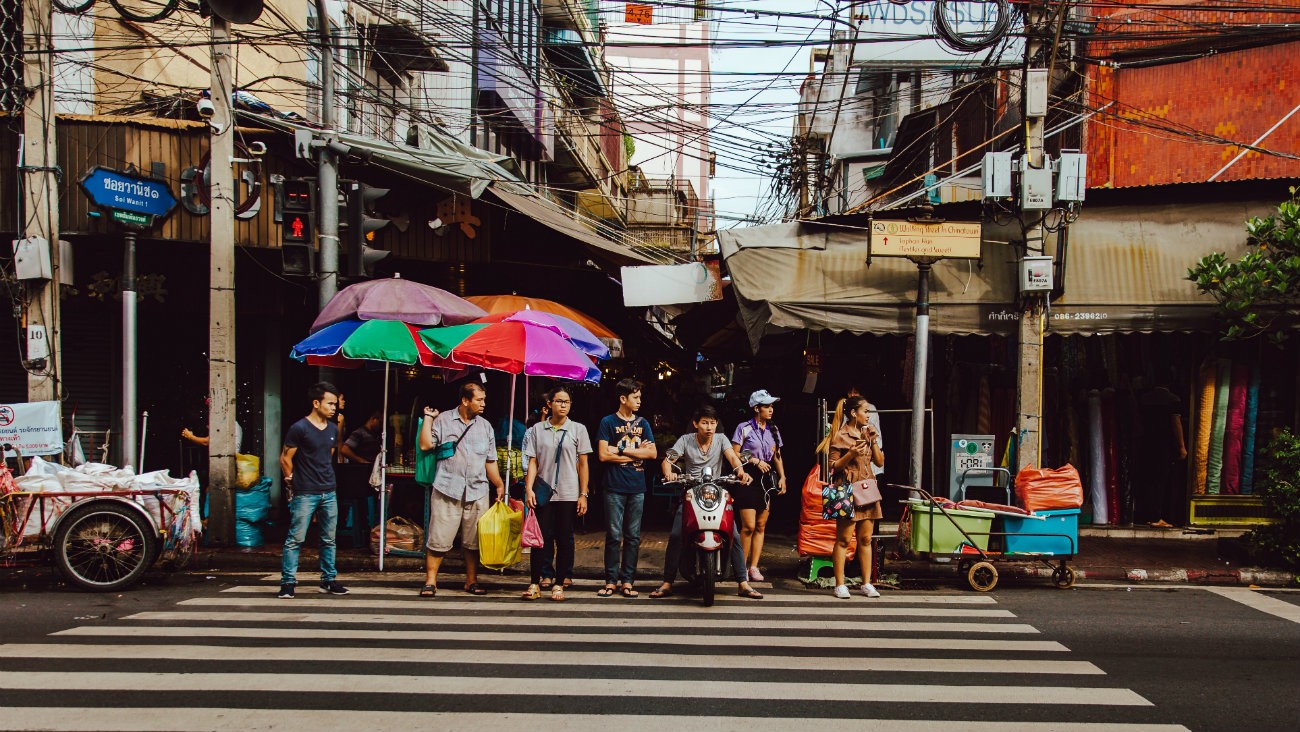 Des passants attendant l'égalité à un passage piéton de Bangkok