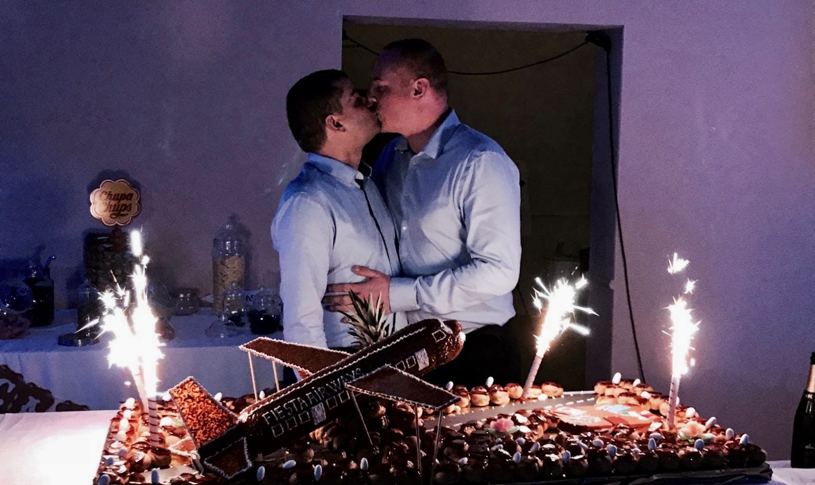 François, 43 ans, Vincent 41 ans, région parisienne, ensemble depuis 19 ans, pacsés en 2000, mariés en août 2016.