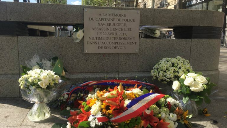 La plaque commémorative en hommage à Xavier Jugelé, dévoilée le 20 avril 2018 et installée au 102, Avenue des Champs-Élysées