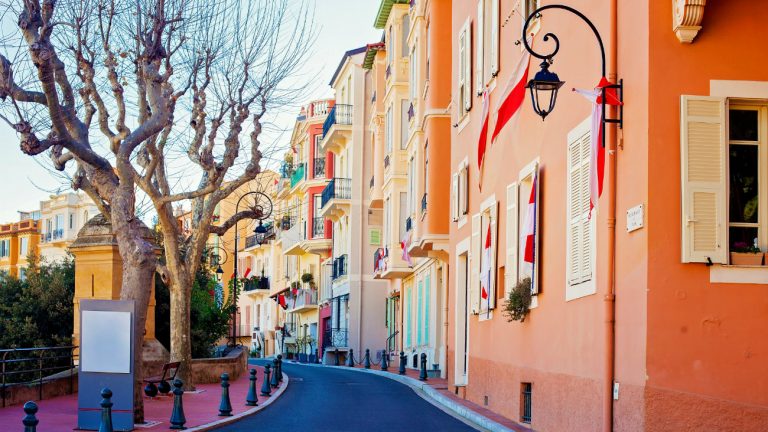 Rue colorée de Monte Carlo, à Monaco