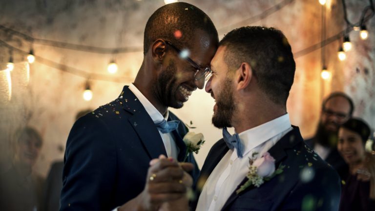 5 ans du mariage pour tous : première danse couple d'hommes fraîchement marié