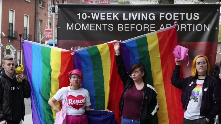 Les membres de Radical Queers Resist cachent une campagne anti-avortement avec des drapeaux rainbow en Irlande