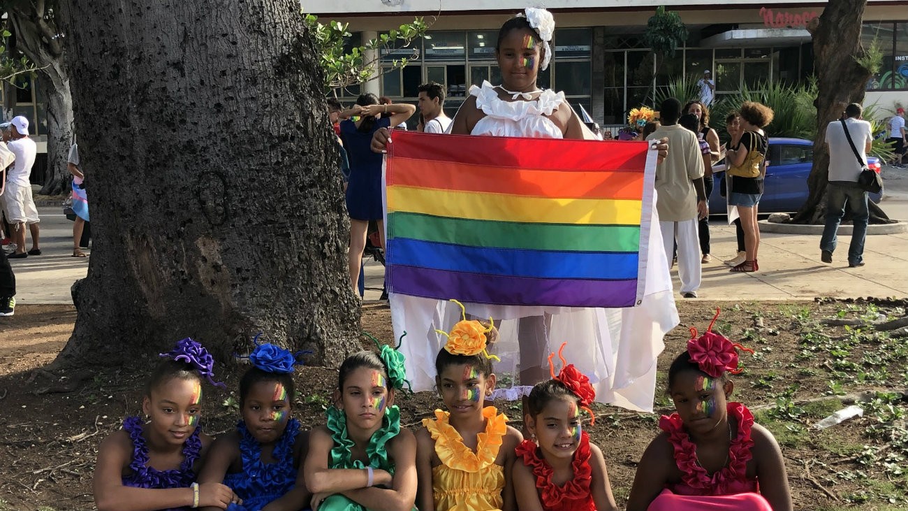 De jeunes manifestantes à la Pride de la Havanne - Michael K. Lavers ‏ / Twitter