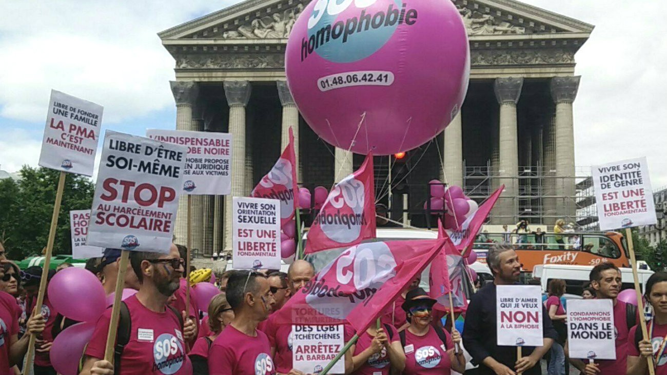 Des militant.e.s de SOS homophobie place de la Madeleine à Paris, en 2017 - SOS homophobie / Facebook