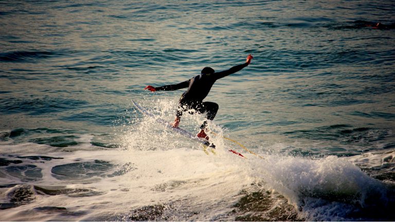 5 destinations balnéaires où faire du surf 