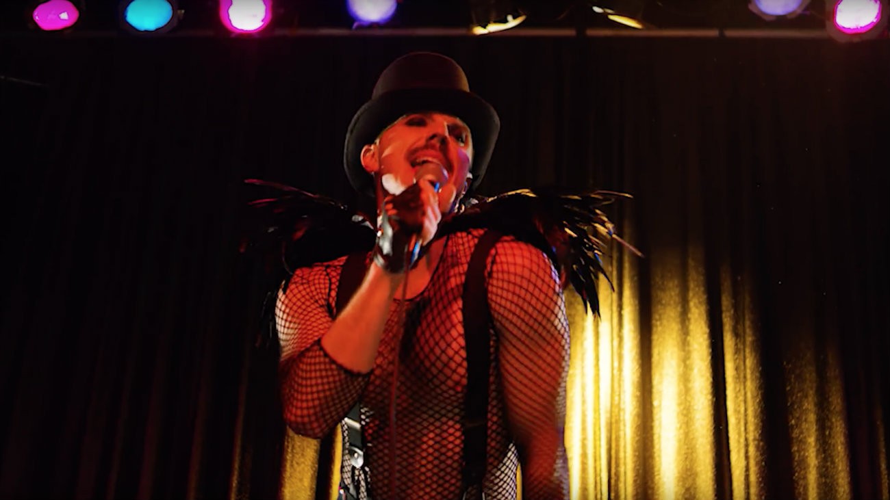 Jake Shears dans le clip de « Creep City »