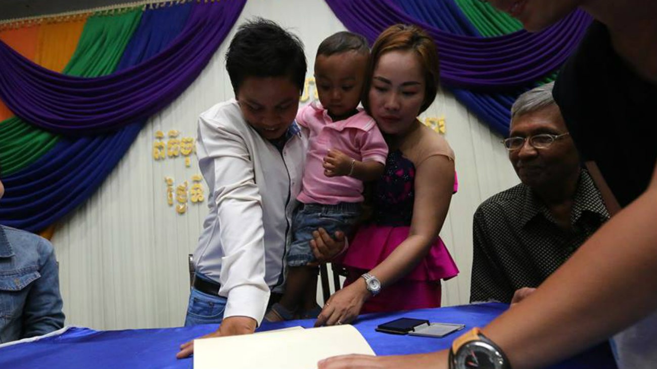 Un couple de femmes signe la déclaration de lien familial - Rainbow Community Kampuchea-rock / Facebook