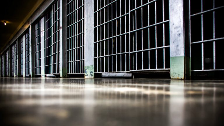 Couloir d'une prison aux États-Unis - Thomas Hawk / Flickr