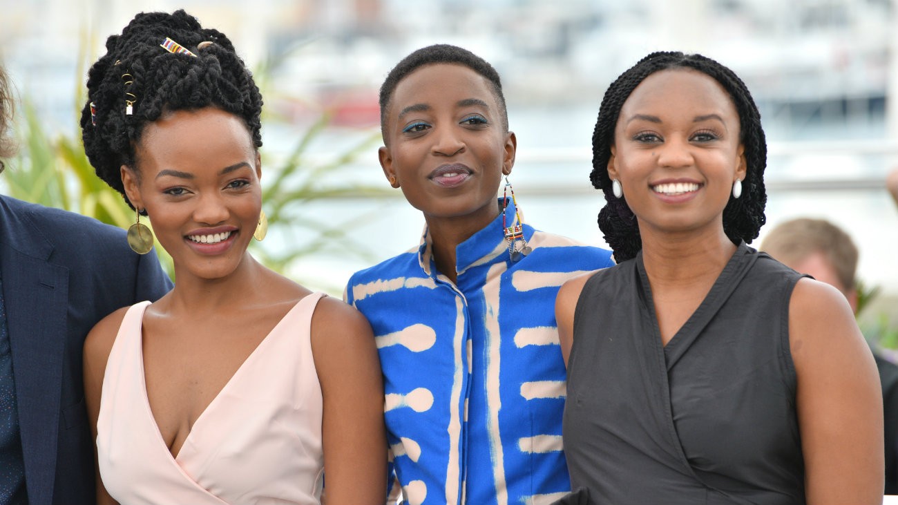 De gauche à droite : les actrices Samantha Mugatsia et Sheila Munyiva et la réalisatrice Wanuri Kahiu, lors de la présentation de Rafiki à Cannes en mai 2018 - Featureflash Photo Agency / Shutterstock.com