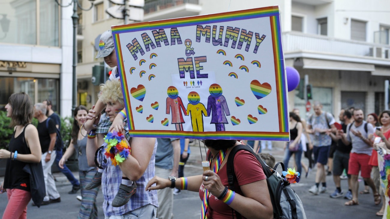 Adoption bientôt possible pour les couples de même sex en Grèce : photo de la Pride d'Athènes en 2014