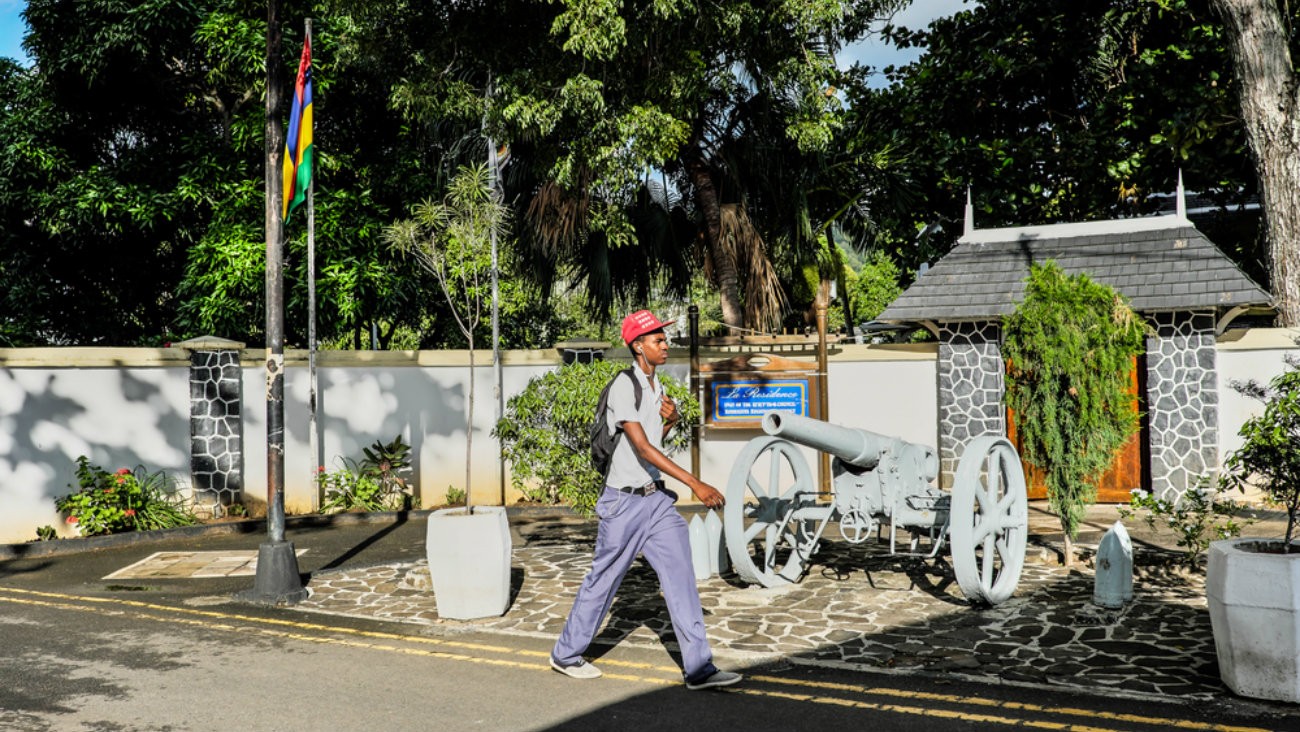 Mauritius, A teenager is walking past the Rodrigues regional assembly - De Cao Luning / Shutterstock