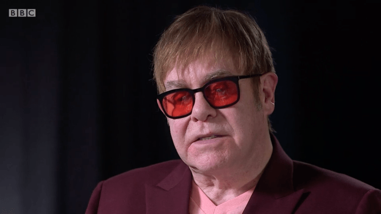 Elton John lors de son interview avec la BBC