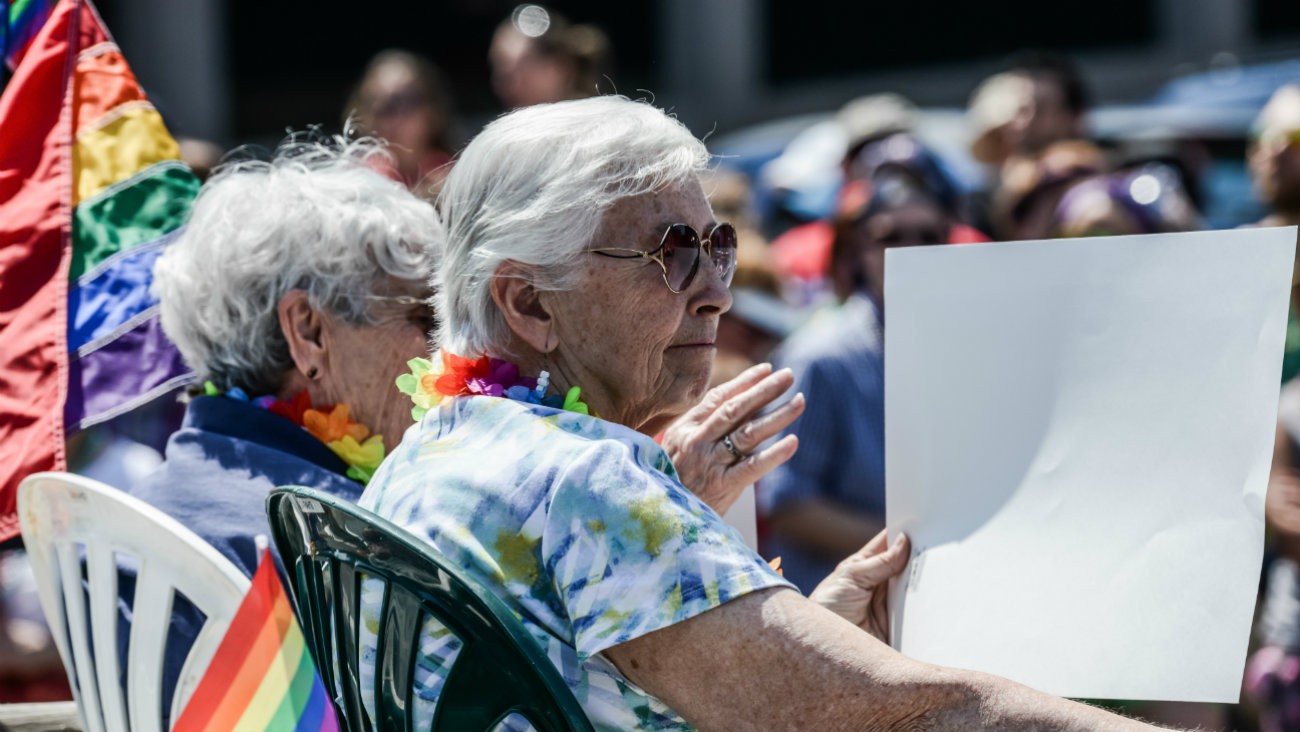 Le Conseil de Paris fait un pas vers les personnes LGBT+ âgées