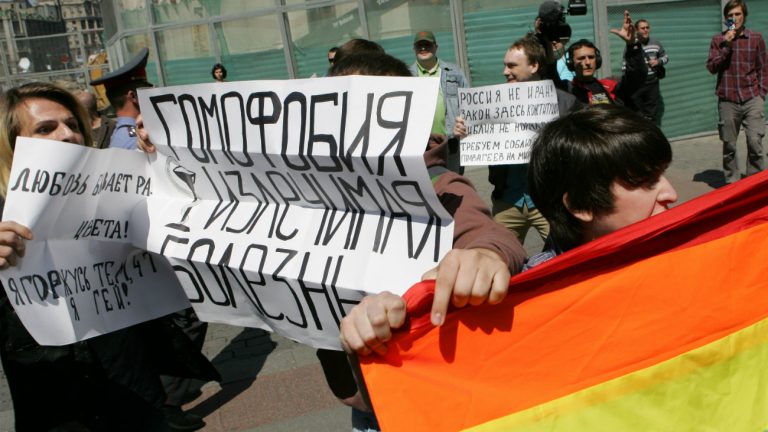 Photo prise lors d'une pride interdite à Moscou, en 2011, la pancarte du milieu dit « l'homophobie est une maladie qui se soigne »