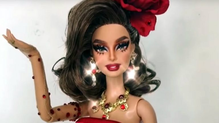 Mark Jonathan Monterroso, l'artiste qui transforme les poupées et Barbies en drag queens