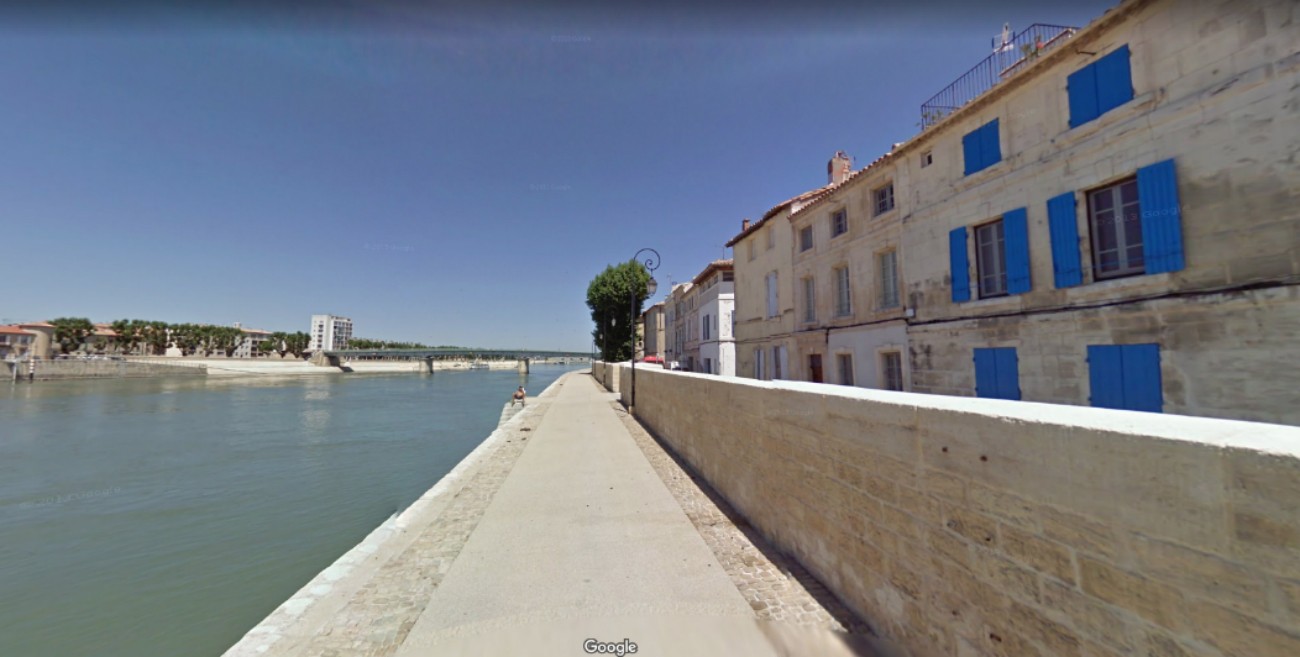 Arles quai du Rhône