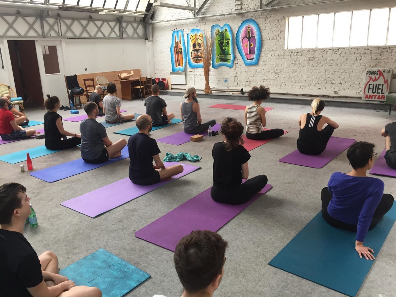 Cours de yoga avec le studio queer We Are Yogis