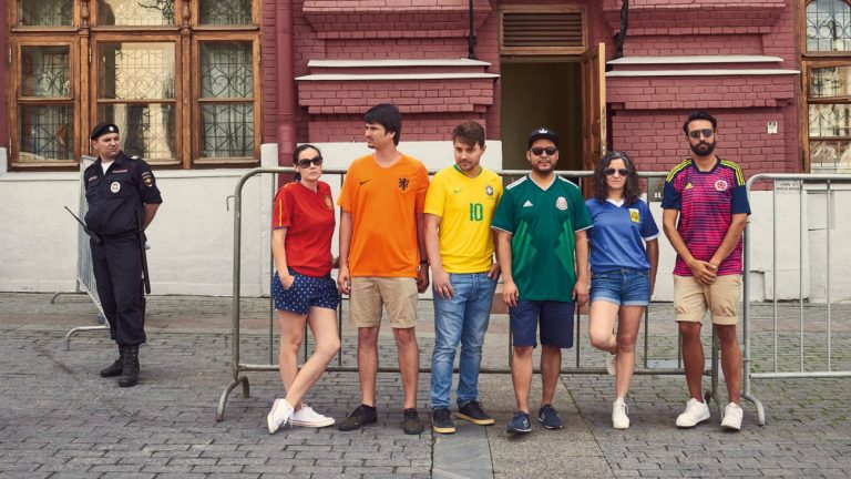 activistes portant des maillots de football aux couleurs de l'arc en cien en russie
