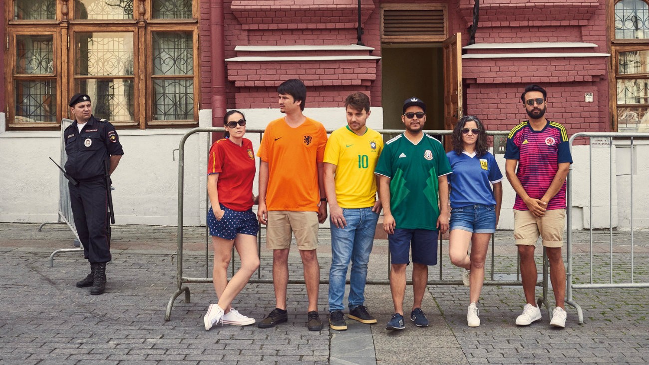 activistes portant des maillots de football aux couleurs de l'arc en cien en russie