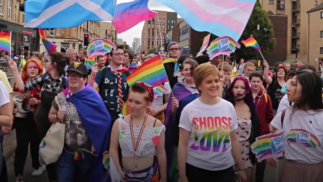 Nicola Sturgeon, Première ministre écossaise, snobe Trump pour la Pride de Glasgow