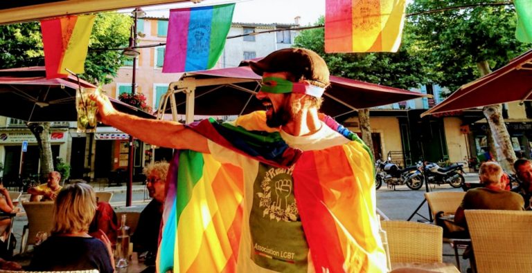 Un participant à la soirée conviviale organisée par RuralPride le samedi 30 juin à Riez, dans les Alpes-de-Haute-Provence - RuralPride