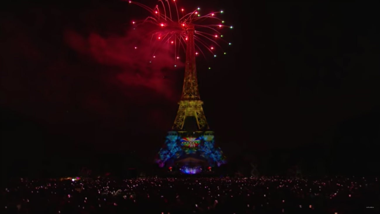 La Tour Eiffel aux couleurs du rainbow flag à l'occasion du feu d'artifice du 14 juillet