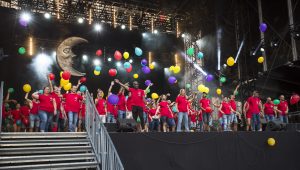 fin spectacle danse cérémonie clôture gay games paris 2018 paillettes confettis bénévoles danseurs danseuses hommage ballons