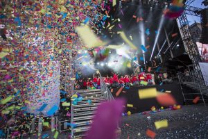 fin spectacle danse cérémonie clôture gay games paris 2018 paillettes confettis bénévoles danseurs danseuses hommage ballons