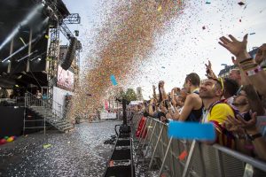 fin spectacle danse cérémonie clôture gay games paris 2018 paillettes confettis bénévoles danseurs danseuses hommage ballons