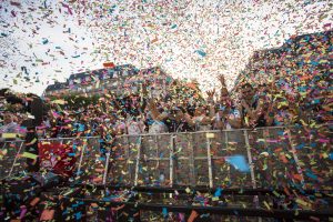 fin spectacle danse cérémonie clôture gay games paris 2018 paillettes confettis bénévoles danseurs danseuses hommage ballons