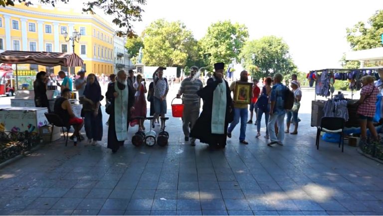 prêtres orthodoxes ukraine moldavie veulent purifier les lgbt+ à l'eau bénite mais ça se retourne contre eux