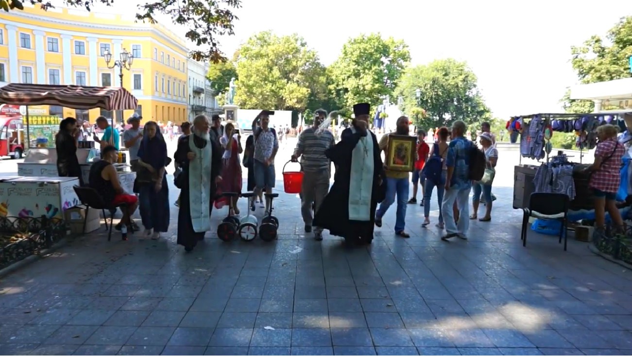 prêtres orthodoxes ukraine moldavie veulent purifier les lgbt+ à l'eau bénite mais ça se retourne contre eux