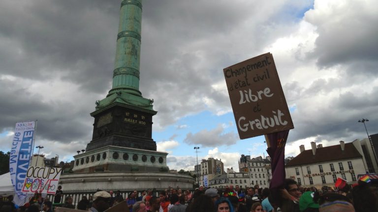 Paris, place de la Bastille, juillet 2016, lors de la Marche des fiertés