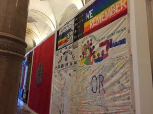 patchwork des noms vih sida mémire prévention souvenir act up new york name quilt cérémonie contre l'oubli gay games paris 2018