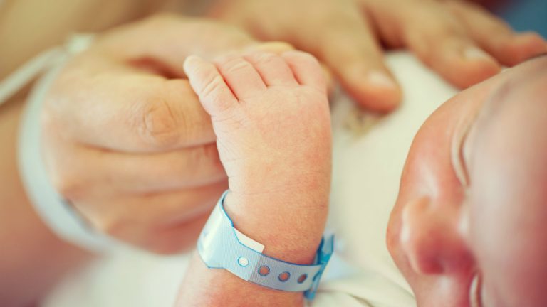 Un nourrisson portant son bracelet de naissance (illustration) - ESB Professional / Shutterstock