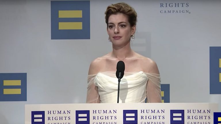 L'actrice américaine Anne Hathaway se positionne comme alliée des luttes LGBT+ depuis des années, la Human Rights Campaign vient de lui décerner un prix et son discours était à la hauteur
