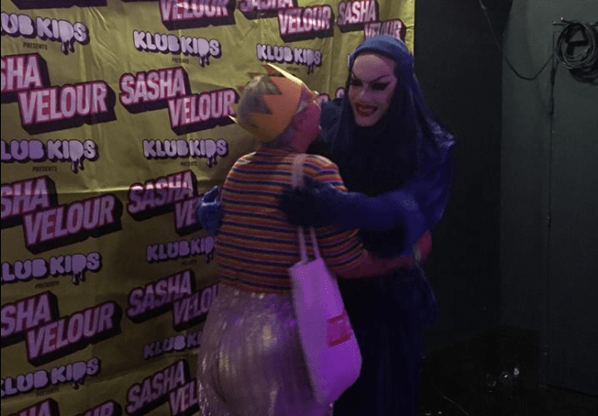 La drag queen star Sasha Velour fait un câlin à l'un.e de ses fans aux Étoiles à Paris, le 17 septembre 2018, lors de sa tournée européenne organisée par Klub Kids UK