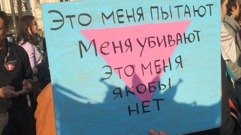 Lesbiennes et personnes trans : grandes oubliées de l'indignation sur les purges LGBTphobes en Tchétchénie