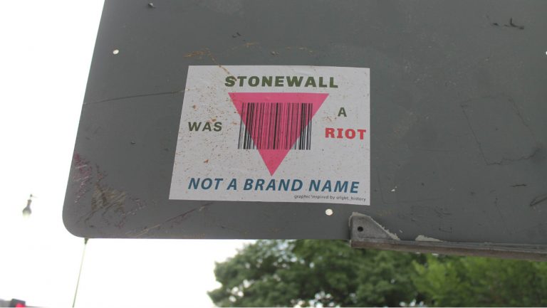 Les trois quarts des personnes LGBT+ attendraient plus d'implication de la part des entreprises qui s'affichent alliées LGBT+ : le pinkwashing ne passe plus