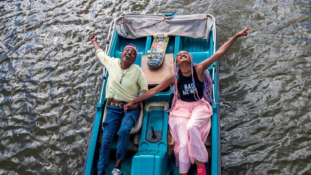 Les deux héroïnes de « Rafiki » - Météore Films