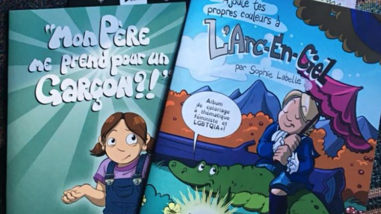 L'auteure de bande dessinée et militante ouvertement trans québecquoise Sophie Labelle offre ses livres aux écoles pour sensibiliser professeur.e.s et élèves aux questions de genre et à la transidentité