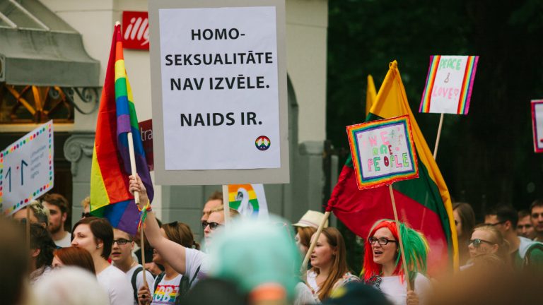 elections legislatives lettonie 2018 une deputee lesbienne un depute gay out premiere historique pays conservateur