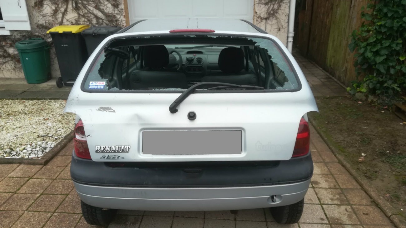 La voiture de Raphael Duret, agressé samedi 17 novembre par des manifestants du mouvement « gilets jaunes » - Facebook.com/durey.raphael